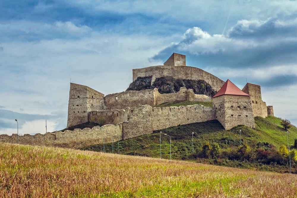Fortificația Cetatea Rupea așezată pe deal de bazalt, un monument istoric din județul Brașov.